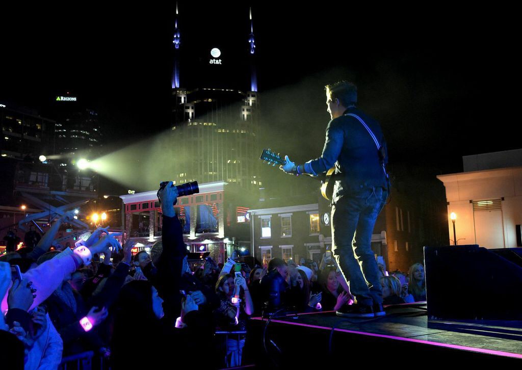 Hunter Hayes performing CMA week for military